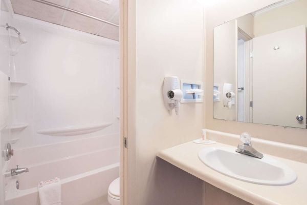 KNIGHTS INN AND SUITES GRAND F (Grand Forks)